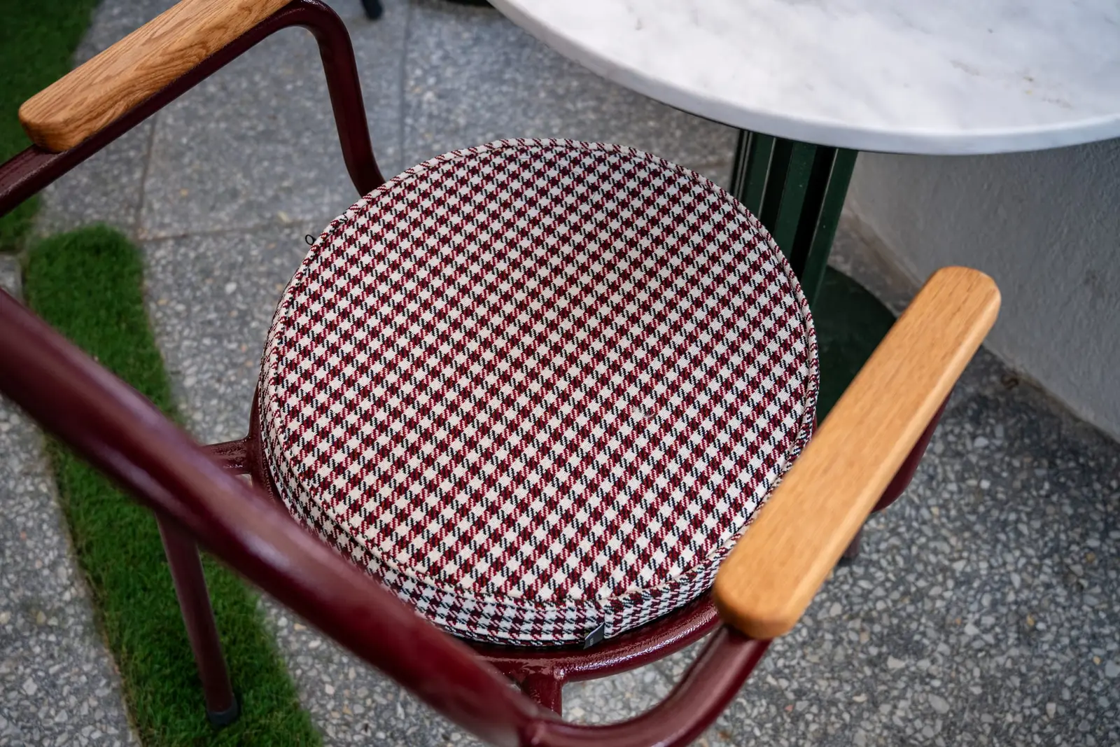 Meşe kolçaklı bordo kafe sandalyesinde bordo kaz ayağı desenli yuvarlak minder